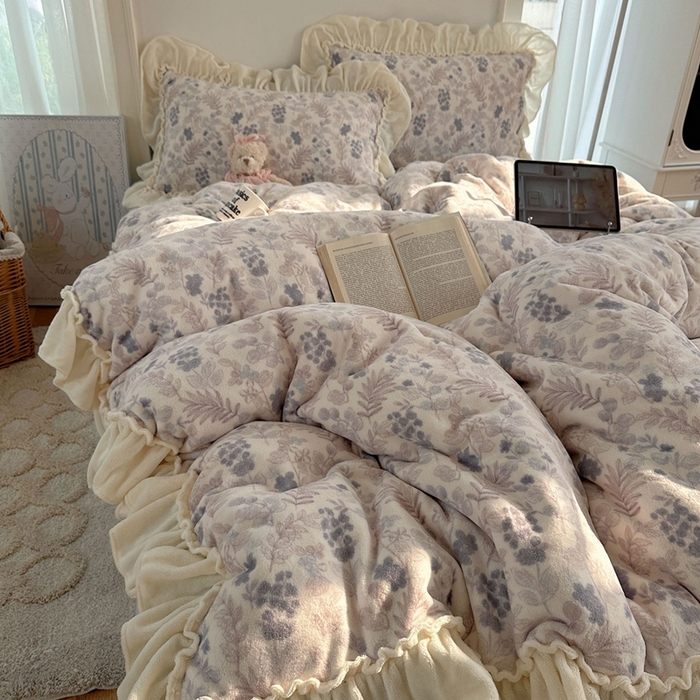 91家纺网 家纺一手货源 找家纺 六巷胡同 2025新款韩系博主慵懒风小碎花A类牛奶绒花边款四件套 压花边-远山含黛