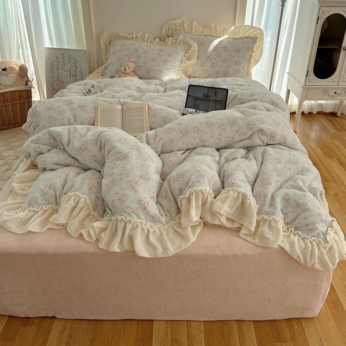 91家纺网 家纺一手货源 找家纺 六巷胡同 2025新款韩系博主慵懒风小碎花A类牛奶绒花边款四件套 压花边-雾岛听风