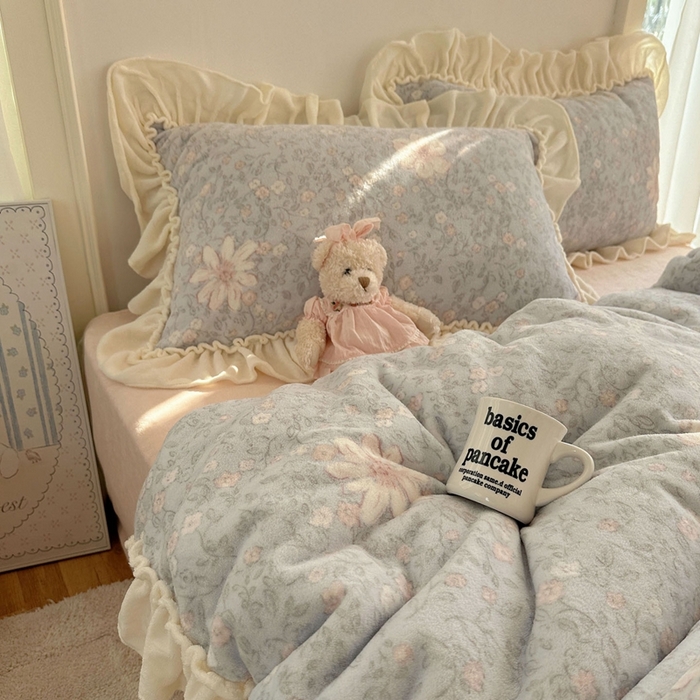 91家纺网 家纺一手货源 找家纺 六巷胡同 2025新款韩系博主慵懒风小碎花A类牛奶绒花边款四件套 压花边-秋寻花鉴