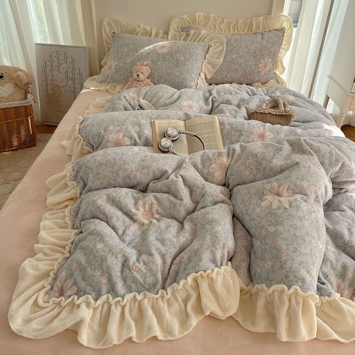 91家纺网 家纺一手货源 找家纺 六巷胡同 2025新款韩系博主慵懒风小碎花A类牛奶绒花边款四件套 压花边-秋寻花鉴