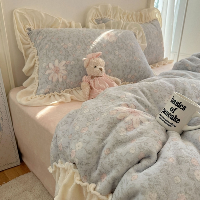 91家纺网 家纺一手货源 找家纺 六巷胡同 2025新款韩系博主慵懒风小碎花A类牛奶绒花边款四件套 压花边-秋寻花鉴