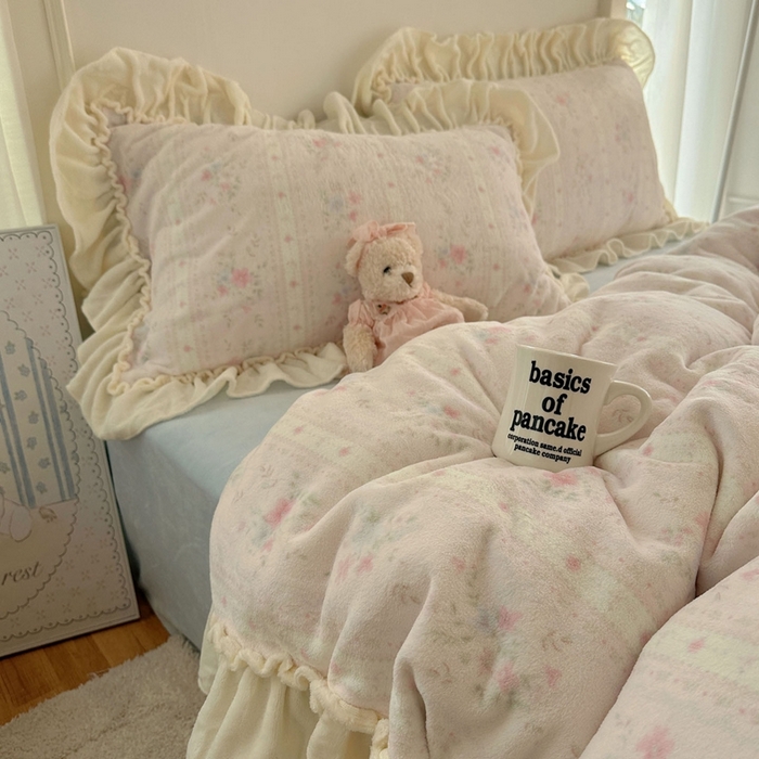 91家纺网 家纺一手货源 找家纺 六巷胡同 2025新款韩系博主慵懒风小碎花A类牛奶绒花边款四件套 压花边-椿茶弥香