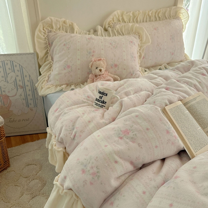 91家纺网 家纺一手货源 找家纺 六巷胡同 2025新款韩系博主慵懒风小碎花A类牛奶绒花边款四件套 压花边-椿茶弥香