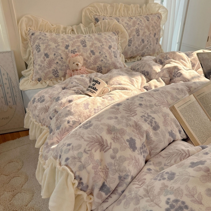 91家纺网 家纺一手货源 找家纺 六巷胡同 2025新款韩系博主慵懒风小碎花A类牛奶绒花边款四件套 压花边-远山含黛