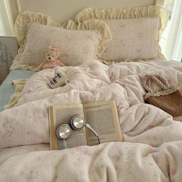 91家纺网 家纺一手货源 找家纺 六巷胡同 2025新款韩系博主慵懒风小碎花A类牛奶绒花边款四件套 压花边-椿茶弥香