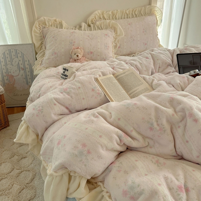 91家纺网 家纺一手货源 找家纺 六巷胡同 2025新款韩系博主慵懒风小碎花A类牛奶绒花边款四件套 压花边-椿茶弥香