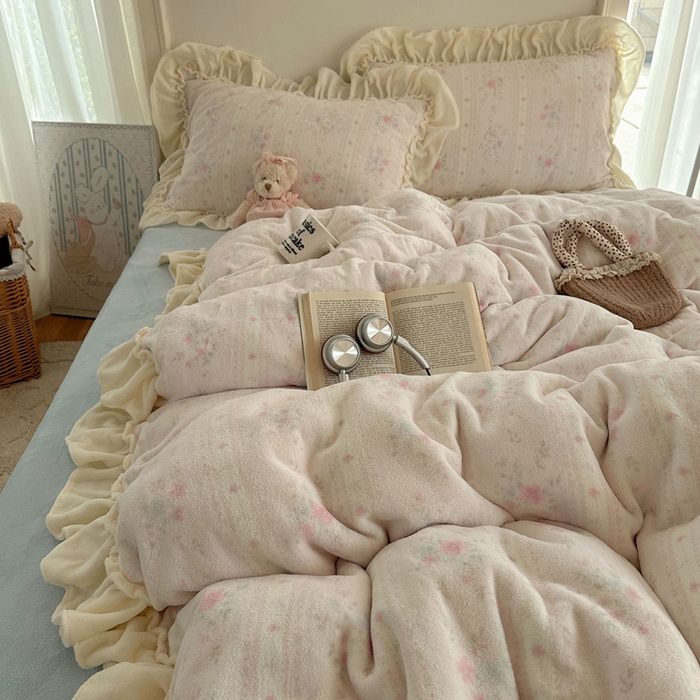 91家纺网 家纺一手货源 找家纺 六巷胡同 2025新款韩系博主慵懒风小碎花A类牛奶绒花边款四件套 压花边-椿茶弥香