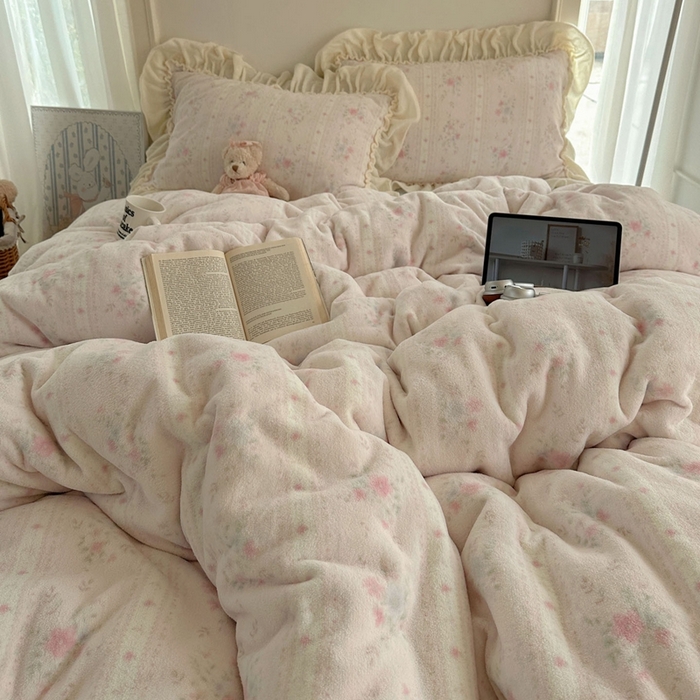 91家纺网 家纺一手货源 找家纺 六巷胡同 2025新款韩系博主慵懒风小碎花A类牛奶绒花边款四件套 压花边-椿茶弥香