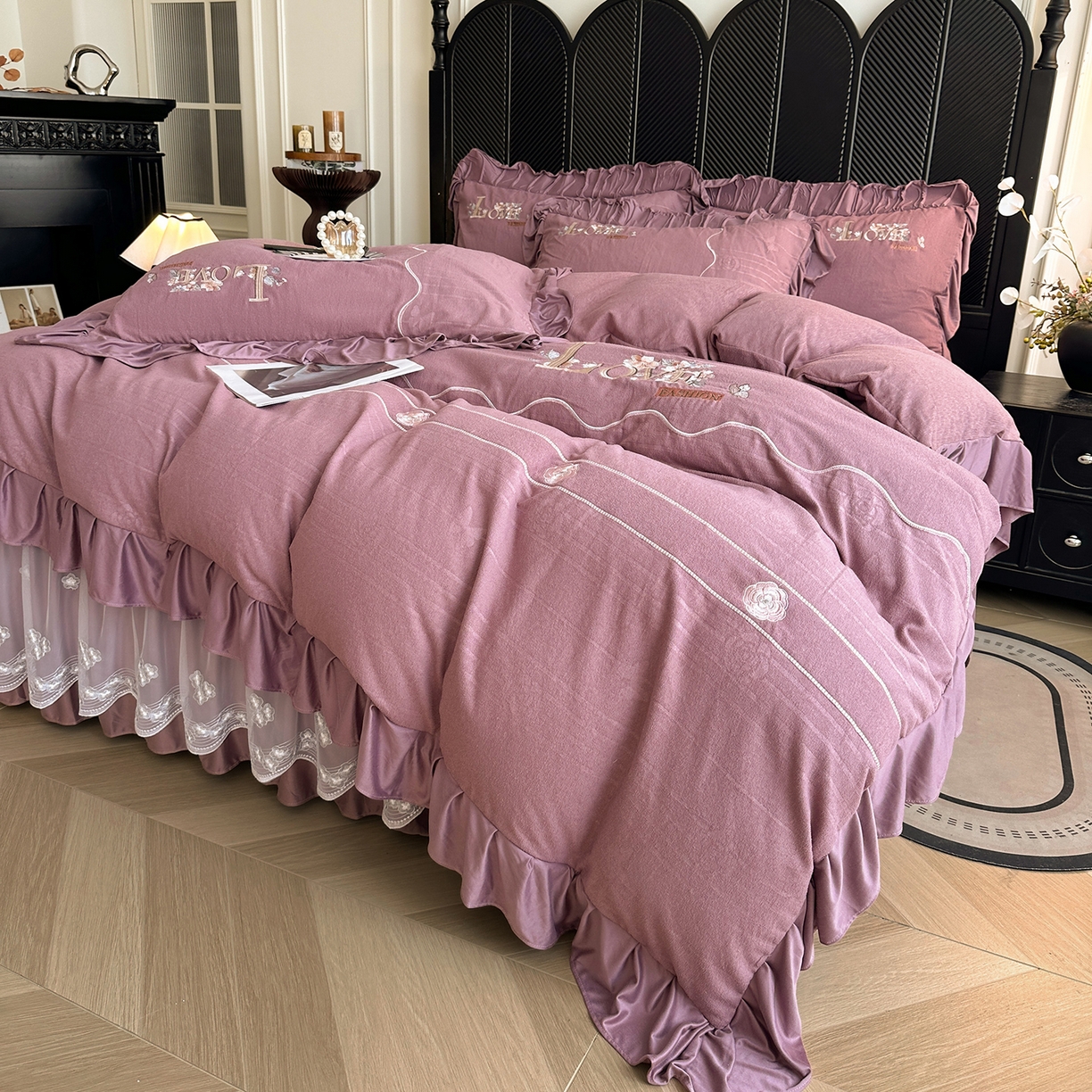 91家纺网 家纺一手货源 找家纺 （总）宜凡家纺 2025新款A类棉绒刺绣花夹棉床裙四件套--梦回罗马系列