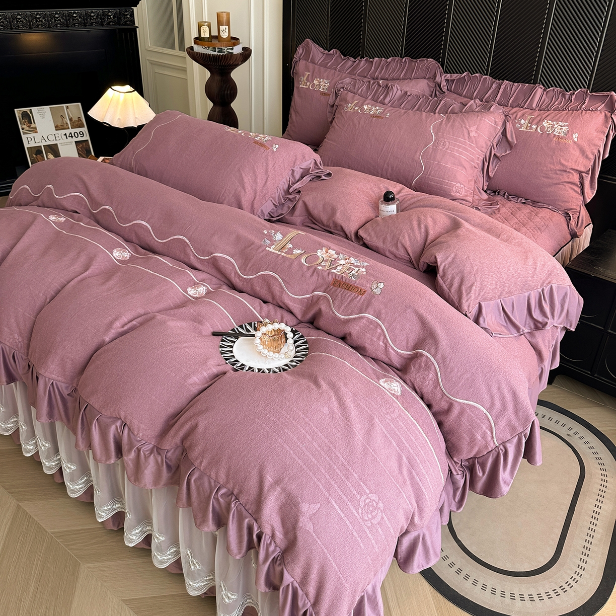 91家纺网 家纺一手货源 找家纺 （总）宜凡家纺 2025新款A类棉绒刺绣花夹棉床裙四件套--梦回罗马系列