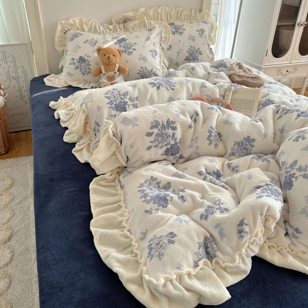 六巷胡同 2025新款韩系博主慵懒风小碎花A类牛奶绒花边款四件套 压花边-冰岛极夜