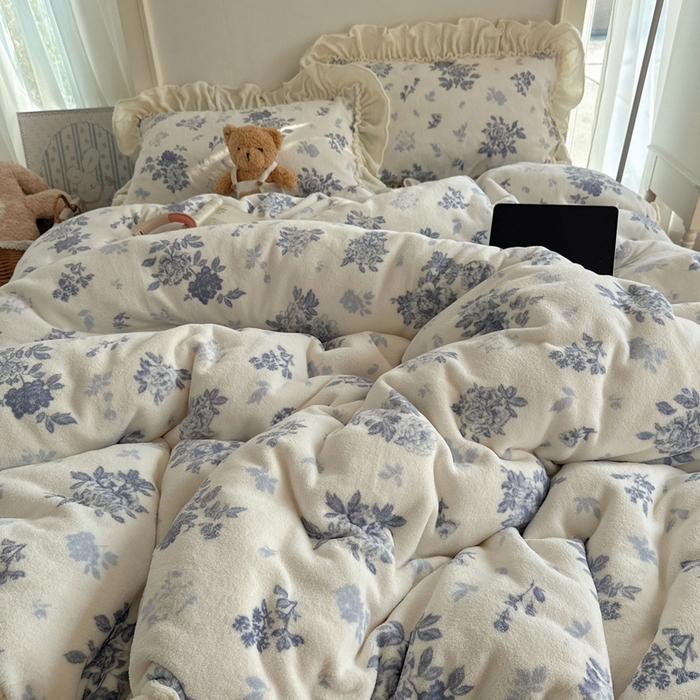 91家纺网 家纺一手货源 找家纺 六巷胡同 2025新款韩系博主慵懒风小碎花A类牛奶绒花边款四件套 压花边-冰岛极夜