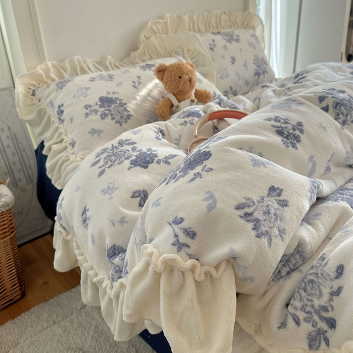 91家纺网 家纺一手货源 找家纺 六巷胡同 2025新款韩系博主慵懒风小碎花A类牛奶绒花边款四件套 压花边-冰岛极夜