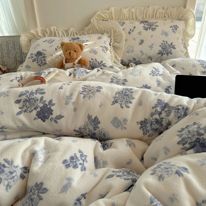 91家纺网 家纺一手货源 找家纺 六巷胡同 2025新款韩系博主慵懒风小碎花A类牛奶绒花边款四件套 压花边-冰岛极夜