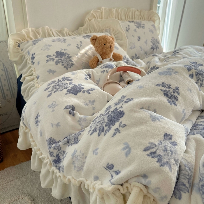 91家纺网 家纺一手货源 找家纺 六巷胡同 2025新款韩系博主慵懒风小碎花A类牛奶绒花边款四件套 压花边-冰岛极夜