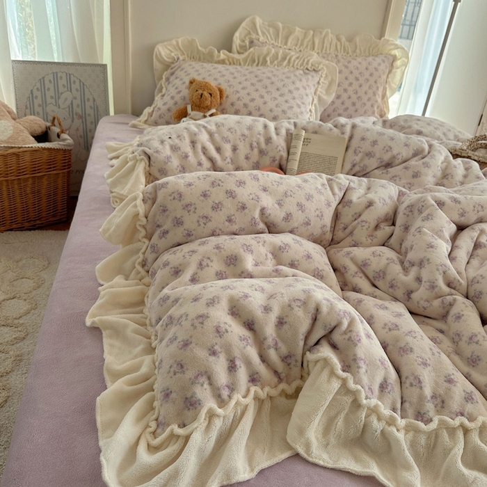 91家纺网 家纺一手货源 找家纺 六巷胡同 2025新款韩系博主慵懒风小碎花A类牛奶绒花边款四件套 压花边-月岛弦音