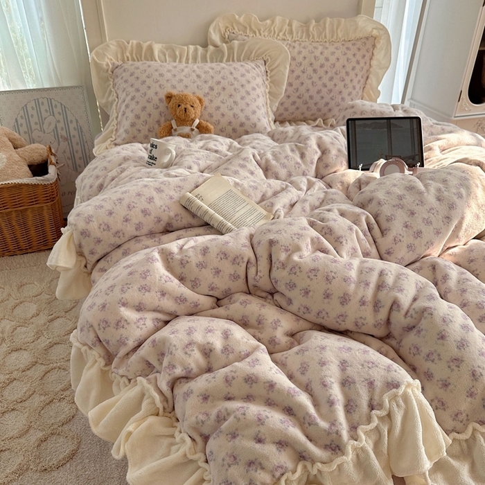 91家纺网 家纺一手货源 找家纺 六巷胡同 2025新款韩系博主慵懒风小碎花A类牛奶绒花边款四件套 压花边-月岛弦音