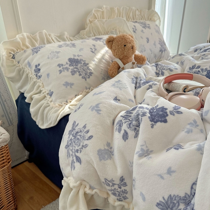 91家纺网 家纺一手货源 找家纺 六巷胡同 2025新款韩系博主慵懒风小碎花A类牛奶绒花边款四件套 压花边-冰岛极夜