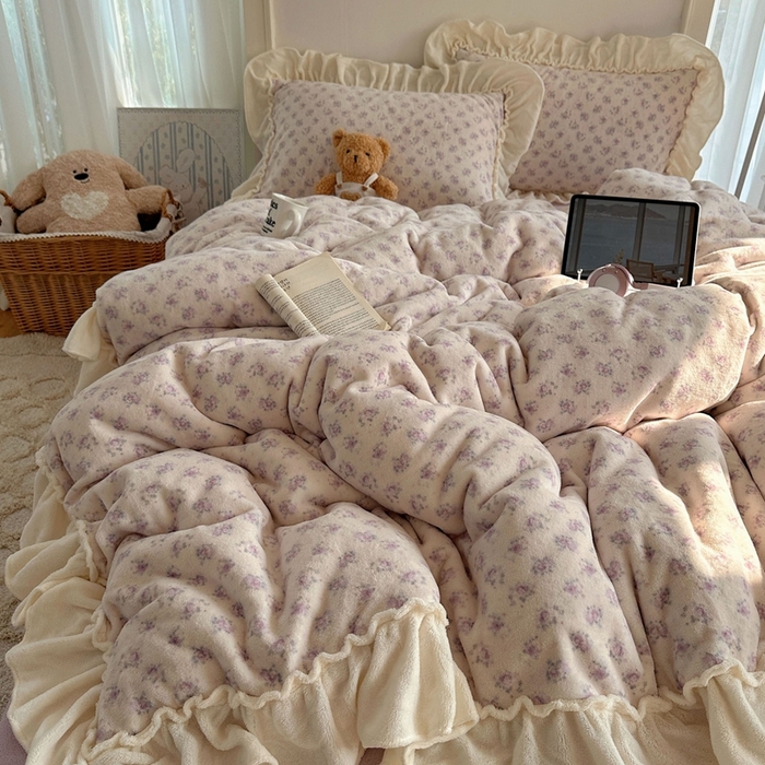 91家纺网 家纺一手货源 找家纺 六巷胡同 2025新款韩系博主慵懒风小碎花A类牛奶绒花边款四件套 压花边-月岛弦音