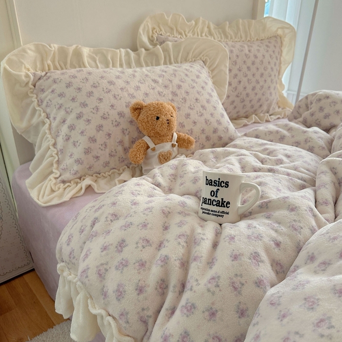 91家纺网 家纺一手货源 找家纺 六巷胡同 2025新款韩系博主慵懒风小碎花A类牛奶绒花边款四件套 压花边-月岛弦音