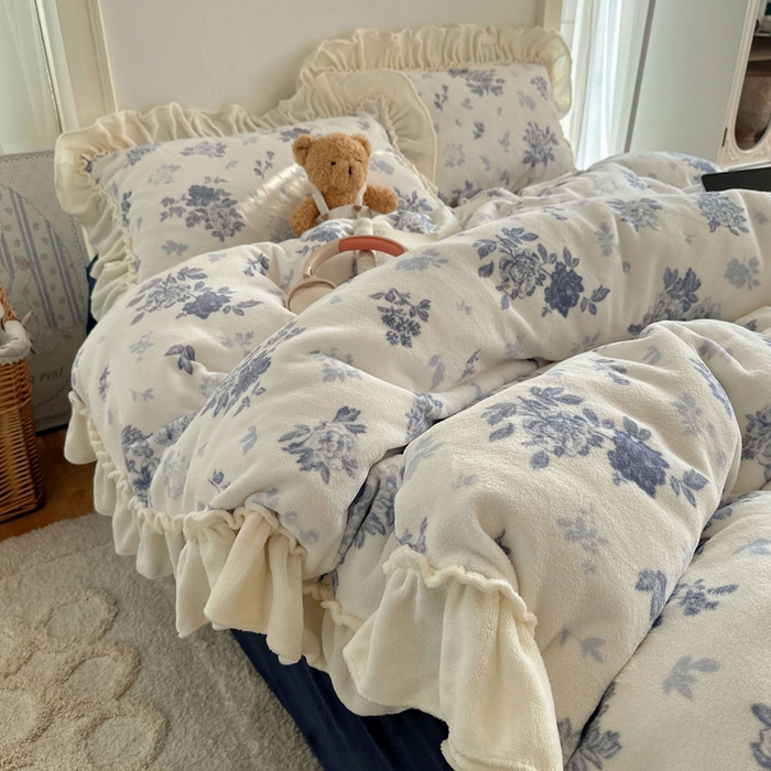 91家纺网 家纺一手货源 找家纺 六巷胡同 2025新款韩系博主慵懒风小碎花A类牛奶绒花边款四件套 压花边-冰岛极夜