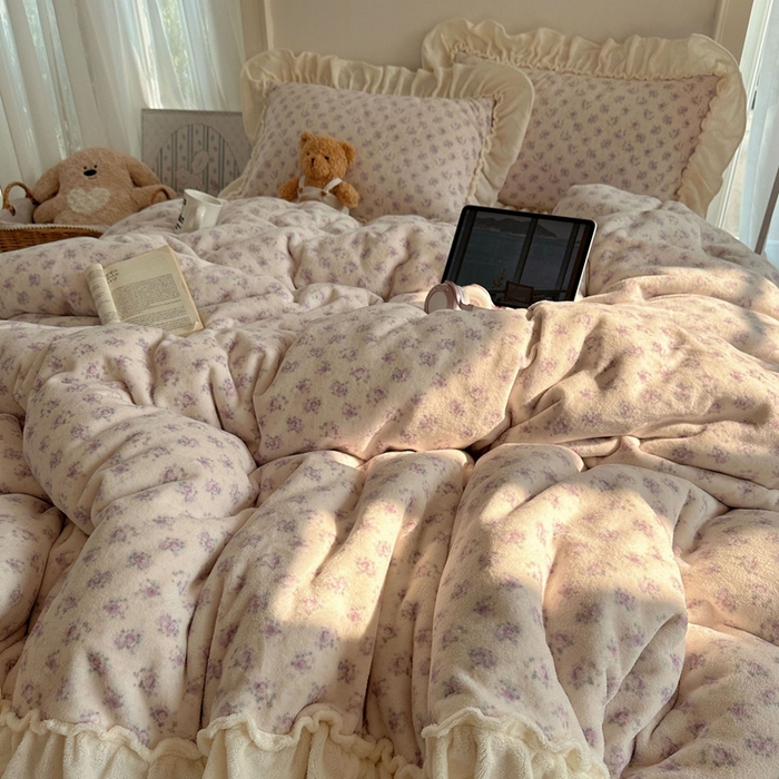 91家纺网 家纺一手货源 找家纺 六巷胡同 2025新款韩系博主慵懒风小碎花A类牛奶绒花边款四件套 压花边-月岛弦音