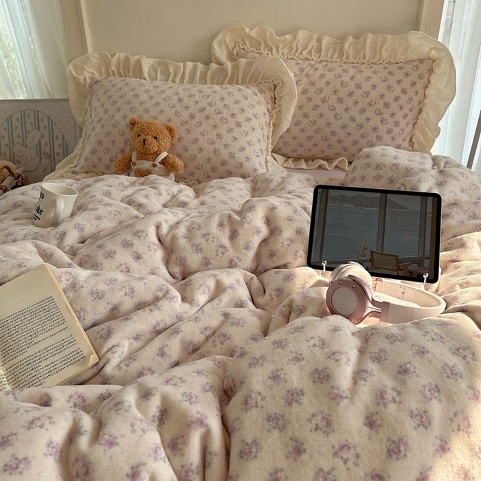 91家纺网 家纺一手货源 找家纺 六巷胡同 2025新款韩系博主慵懒风小碎花A类牛奶绒花边款四件套 压花边-月岛弦音