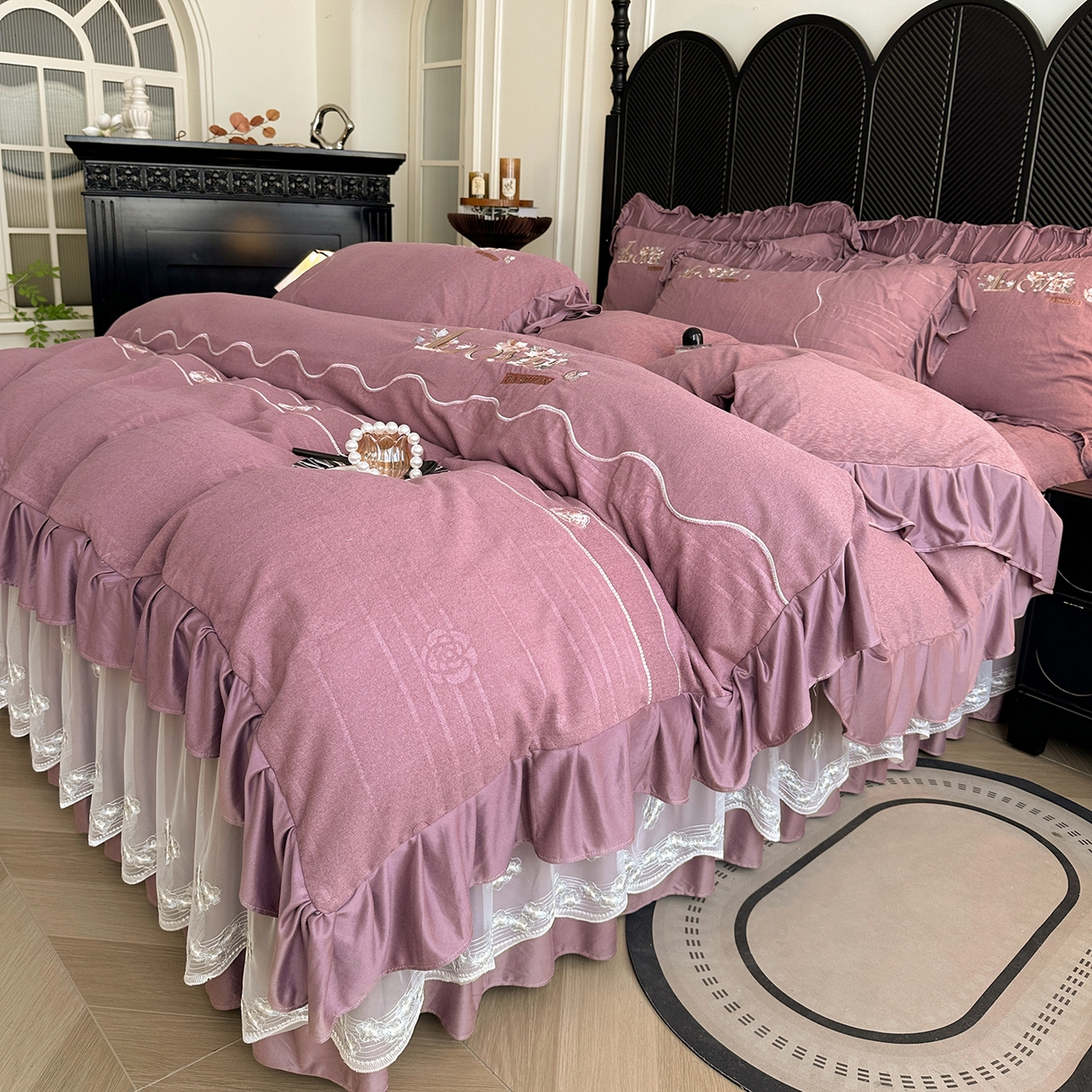 91家纺网 家纺一手货源 找家纺 （总）宜凡家纺 2025新款A类棉绒刺绣花夹棉床裙四件套--梦回罗马系列