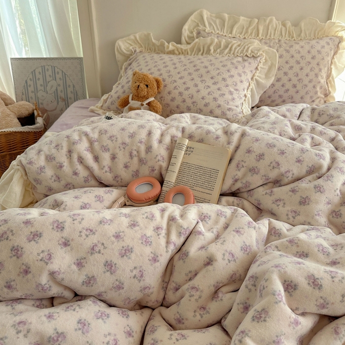 91家纺网 家纺一手货源 找家纺 六巷胡同 2025新款韩系博主慵懒风小碎花A类牛奶绒花边款四件套 压花边-月岛弦音