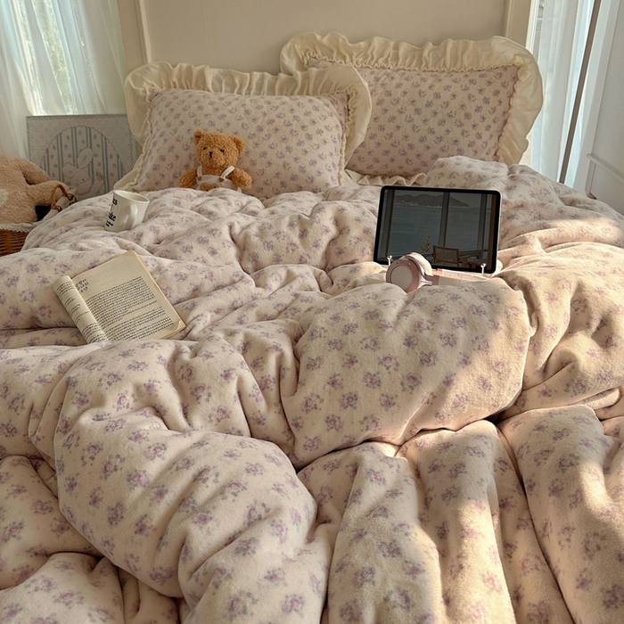 91家纺网 家纺一手货源 找家纺 六巷胡同 2025新款韩系博主慵懒风小碎花A类牛奶绒花边款四件套 压花边-月岛弦音