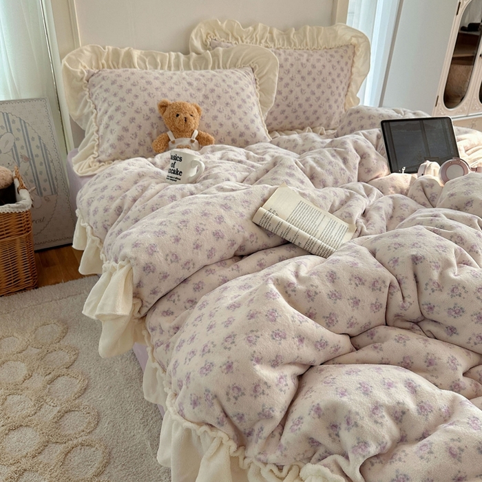 91家纺网 家纺一手货源 找家纺 六巷胡同 2025新款韩系博主慵懒风小碎花A类牛奶绒花边款四件套 压花边-月岛弦音