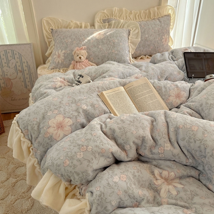 91家纺网 家纺一手货源 找家纺 六巷胡同 2025新款韩系博主慵懒风小碎花A类牛奶绒花边款四件套 压花边-秋寻花鉴