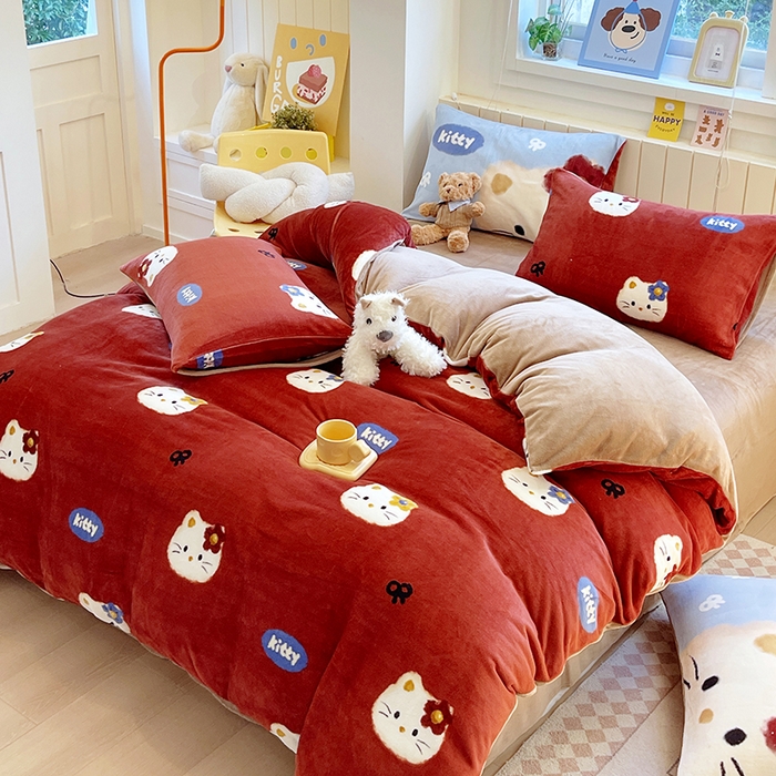 91家纺网 家纺一手货源 找家纺 葡萄家 2025新款高克重印花牛奶绒四件套萌系卡通 猫千金红