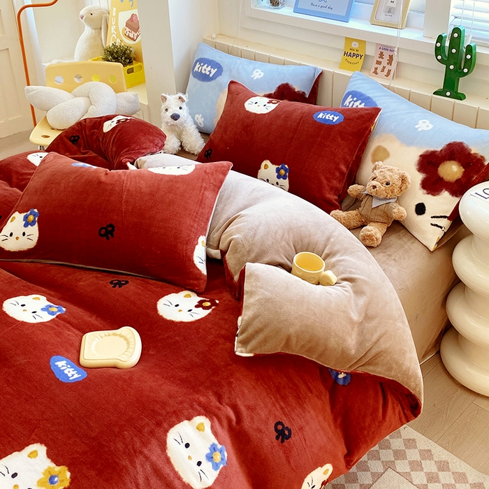 91家纺网 家纺一手货源 找家纺 葡萄家 2025新款高克重印花牛奶绒四件套萌系卡通 猫千金红