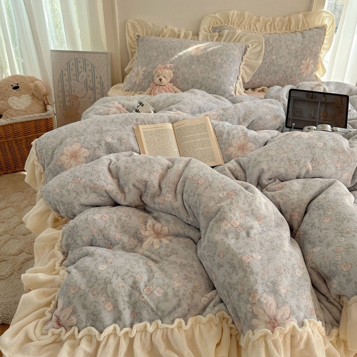 91家纺网 家纺一手货源 找家纺 六巷胡同 2025新款韩系博主慵懒风小碎花A类牛奶绒花边款四件套 压花边-秋寻花鉴