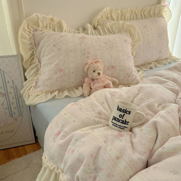 91家纺网 家纺一手货源 找家纺 六巷胡同 2025新款韩系博主慵懒风小碎花A类牛奶绒花边款四件套 压花边-椿茶弥香