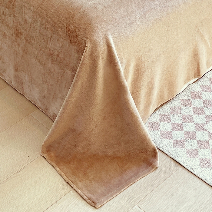 91家纺网 家纺一手货源 找家纺 葡萄家 2025新款高克重印花牛奶绒四件套萌系卡通 猫千金红