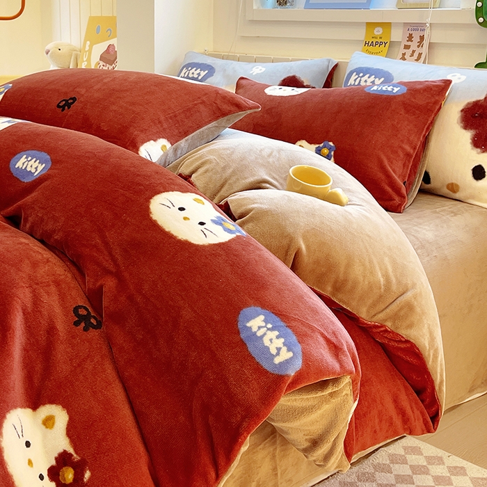 91家纺网 家纺一手货源 找家纺 葡萄家 2025新款高克重印花牛奶绒四件套萌系卡通 猫千金红