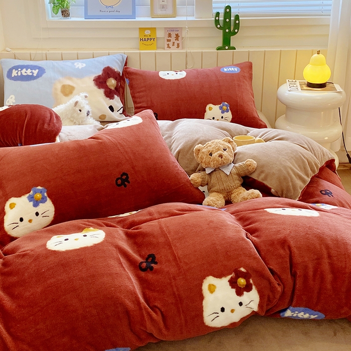 91家纺网 家纺一手货源 找家纺 葡萄家 2025新款高克重印花牛奶绒四件套萌系卡通 猫千金红