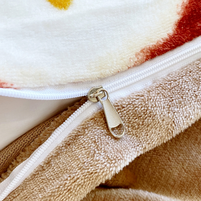 91家纺网 家纺一手货源 找家纺 葡萄家 2025新款高克重印花牛奶绒四件套萌系卡通 猫千金红