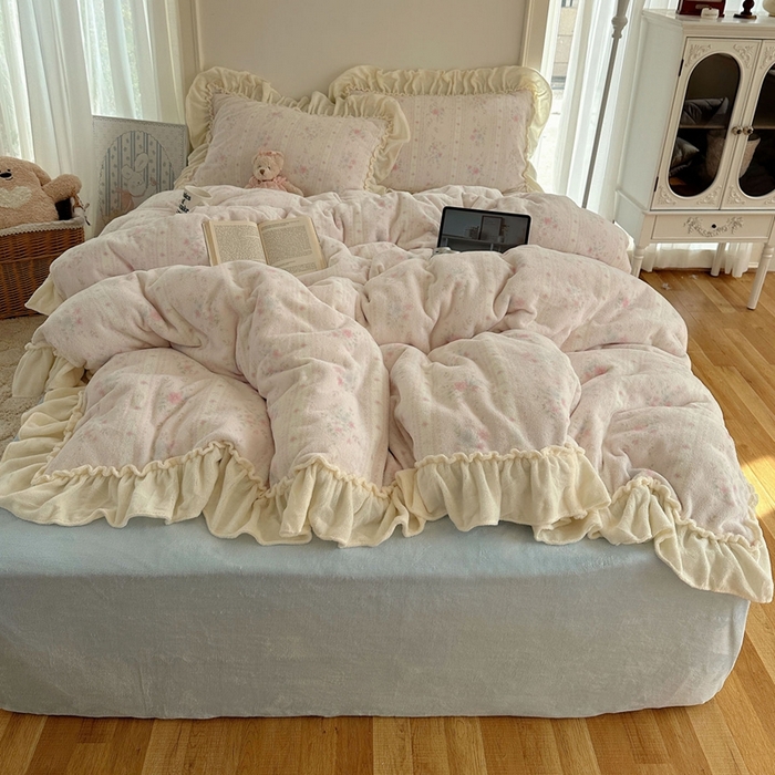 91家纺网 家纺一手货源 找家纺 六巷胡同 2025新款韩系博主慵懒风小碎花A类牛奶绒花边款四件套 压花边-椿茶弥香