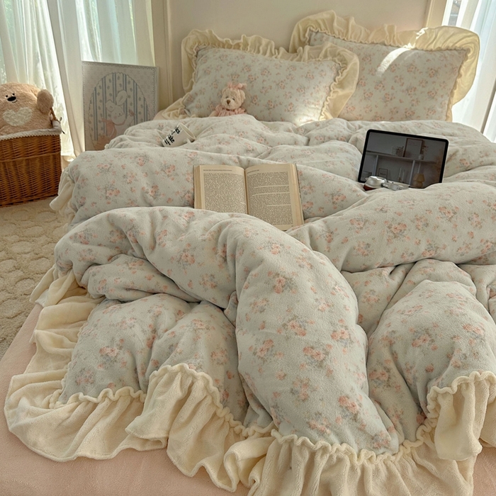 91家纺网 家纺一手货源 找家纺 六巷胡同 2025新款韩系博主慵懒风小碎花A类牛奶绒花边款四件套 压花边-雾岛听风