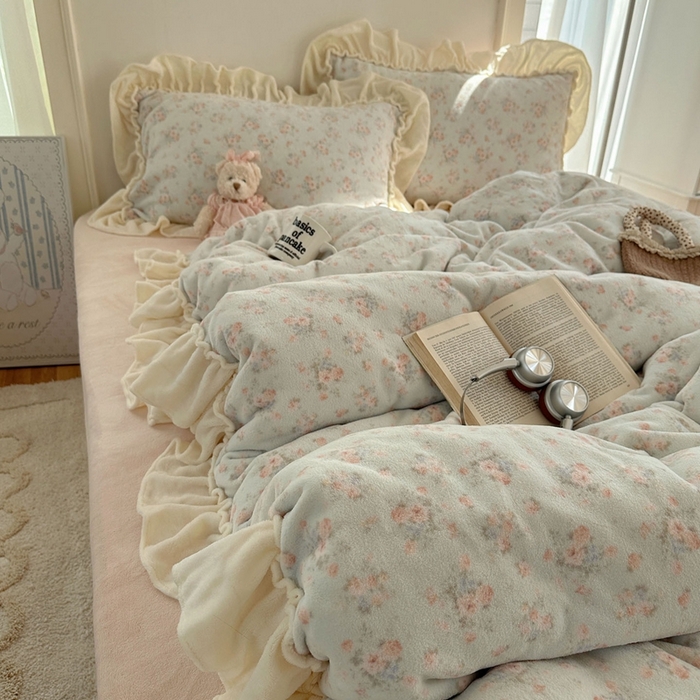 91家纺网 家纺一手货源 找家纺 六巷胡同 2025新款韩系博主慵懒风小碎花A类牛奶绒花边款四件套 压花边-雾岛听风