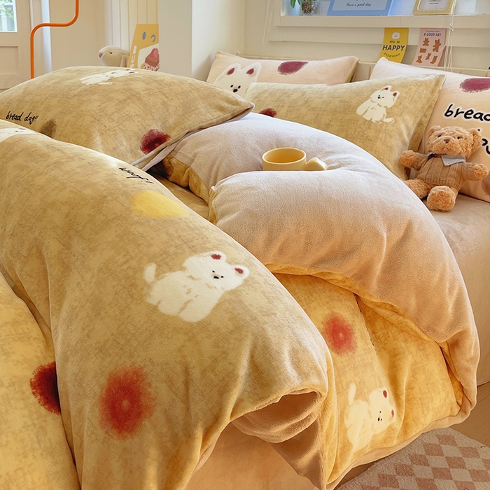 91家纺网 家纺一手货源 找家纺 葡萄家 2025新款高克重印花牛奶绒四件套萌系卡通 泡芙狗