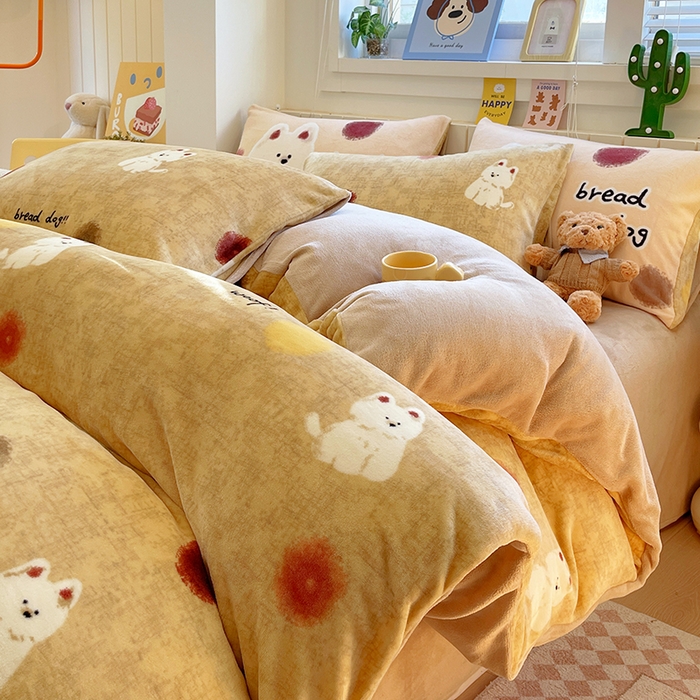 91家纺网 家纺一手货源 找家纺 葡萄家 2025新款高克重印花牛奶绒四件套萌系卡通 泡芙狗