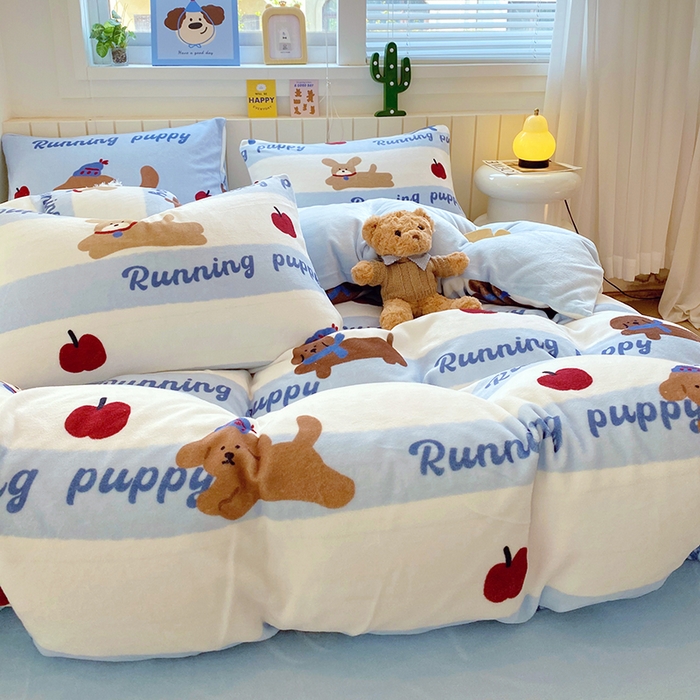 91家纺网 家纺一手货源 找家纺 葡萄家 2025新款高克重印花牛奶绒四件套萌系卡通 俏皮狗