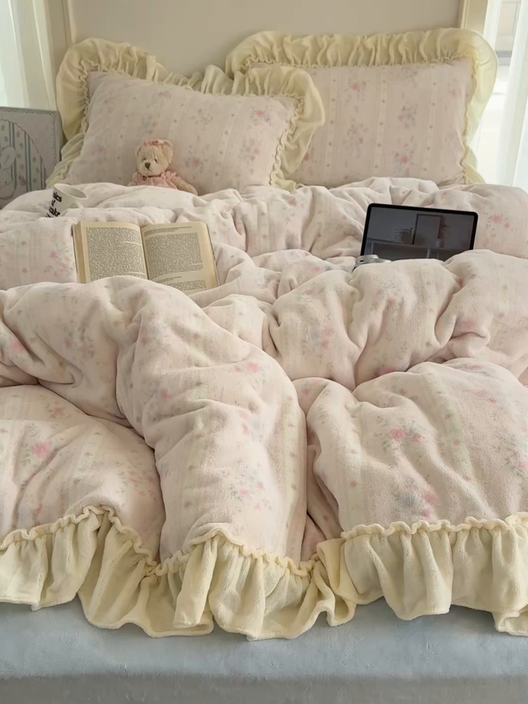 91家纺网 家纺一手货源 找家纺 六巷胡同 2025新款韩系博主慵懒风小碎花A类牛奶绒花边款四件套 压花边-椿茶弥香