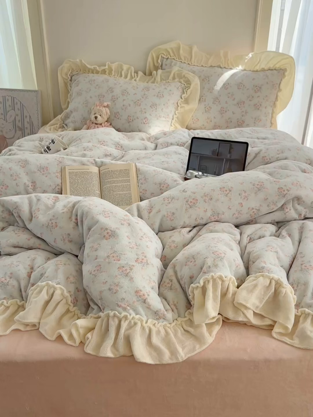 91家纺网 家纺一手货源 找家纺 六巷胡同 2025新款韩系博主慵懒风小碎花A类牛奶绒花边款四件套 压花边-雾岛听风