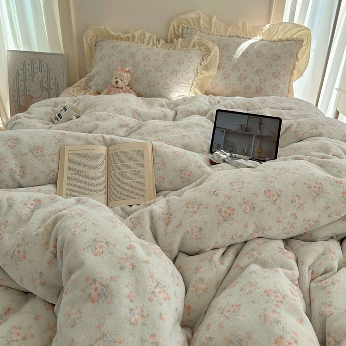 91家纺网 家纺一手货源 找家纺 六巷胡同 2025新款韩系博主慵懒风小碎花A类牛奶绒花边款四件套 压花边-雾岛听风