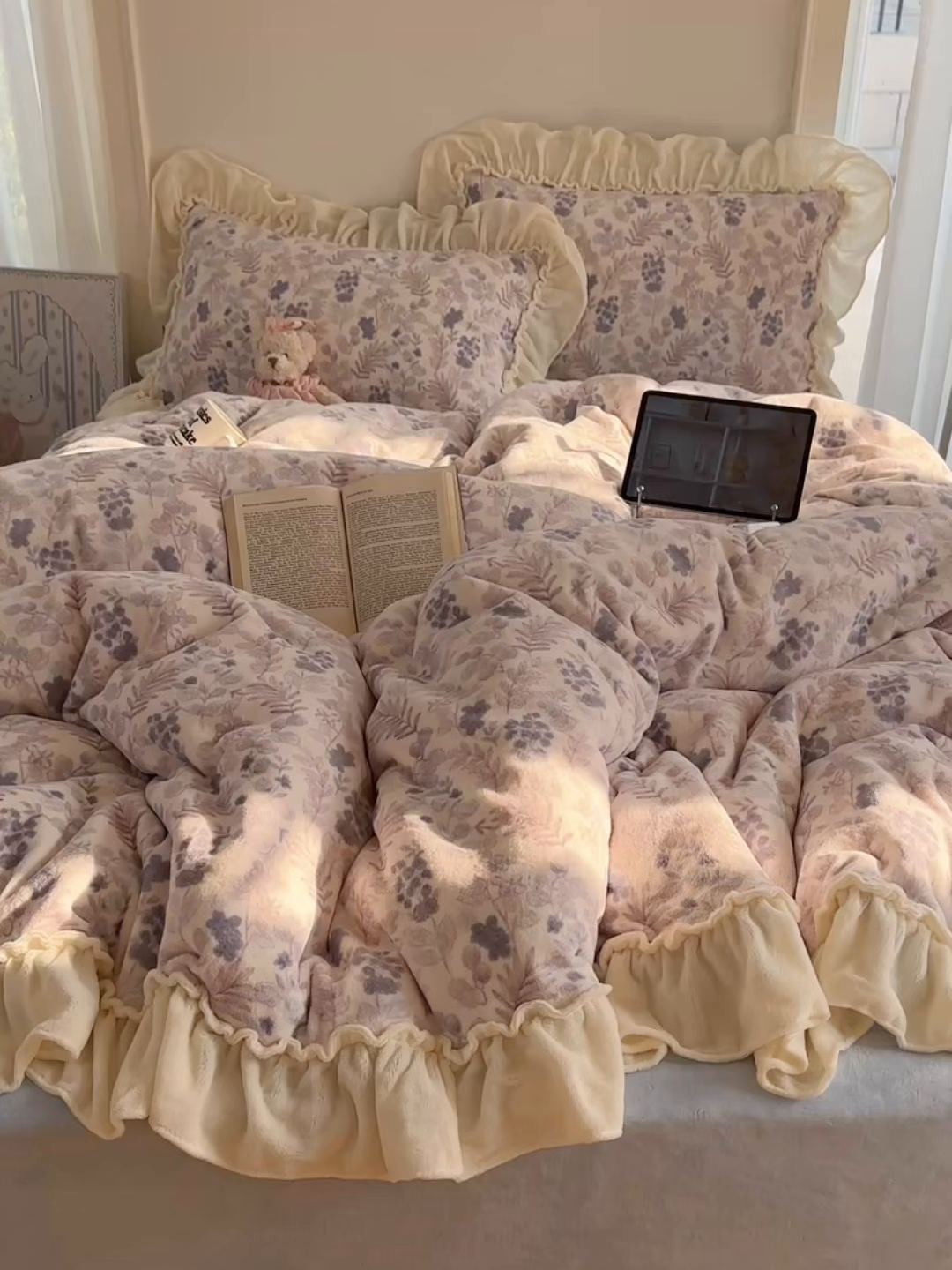 91家纺网 家纺一手货源 找家纺 六巷胡同 2025新款韩系博主慵懒风小碎花A类牛奶绒花边款四件套 压花边-远山含黛